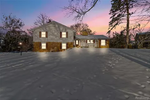 3873 Top View Ct, Bloomfield Hills, MI 48304