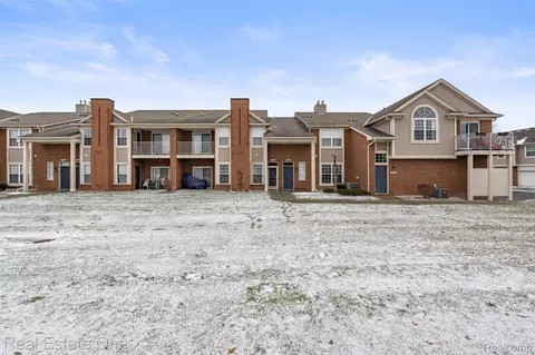 48436 Maplehurst Dr, Shelby Township, MI 48317