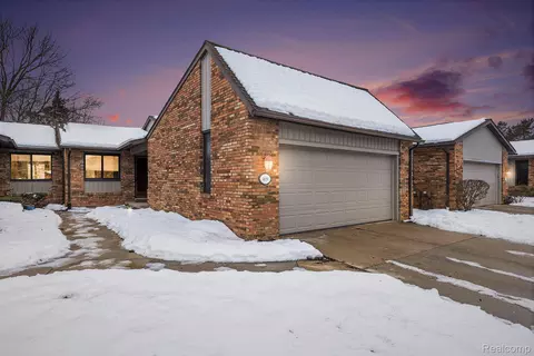 4659 Laurel Club Cir #12, West Bloomfield, MI 48323