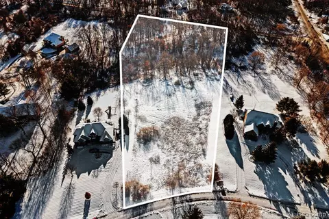 1253 Hunter Ct, Milford, MI 48381