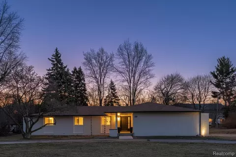 1661 Winthrop Rd, Bloomfield Hills, MI 48302
