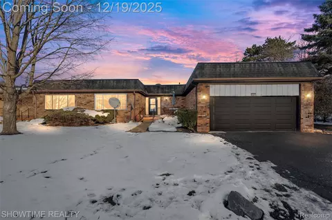 24235 Wildbrook Ct, Southfield, MI 48034