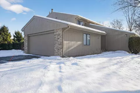 4364 S Meadow Dr, Waterford, MI 48329