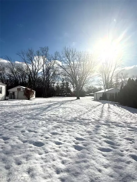 Vacant E Maple Road, Troy, MI 48083
