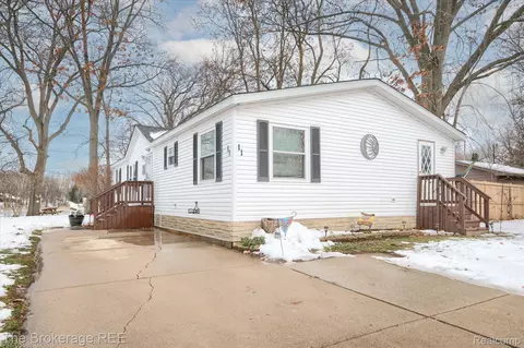 11 Crane Lake Dr, Fenton, MI 48451