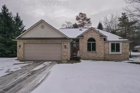 9493 Pine Needle Trl, Flushing, MI 48433