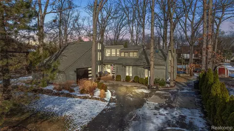 8538 Island Blvd, Grosse Ile, MI 48138
