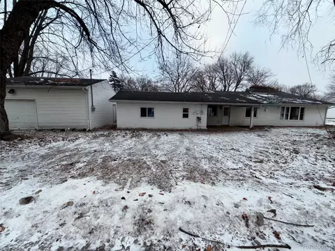 609 S Wood St, Chesaning, MI 48616
