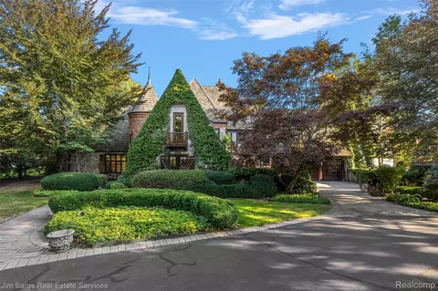 49016 Point Lakeview St, Chesterfield, MI 48047