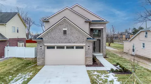38 Starr Dr, Troy, MI 48083