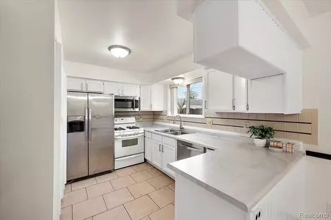 Kitchen - 32416 Exeter Dr, Warren, MI 48092 photo 2 of 4