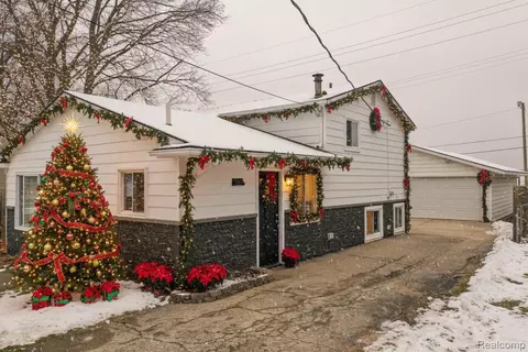 3140 Van Zandt Rd, Waterford, MI 48329