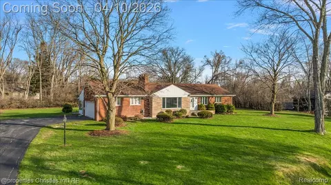 5753 Kilbrennan Rd, Bloomfield Township, MI 48301