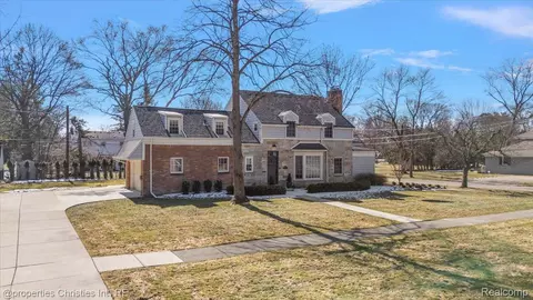 18943 Riverside Dr, Beverly Hills, MI 48025