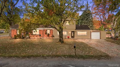 2262 Hammerslea Rd, Orion, MI 48359