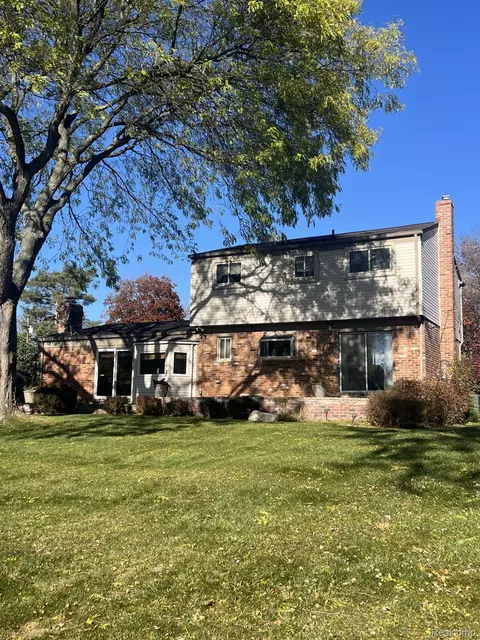 3284 Schoolhouse Dr, Waterford, MI 48329