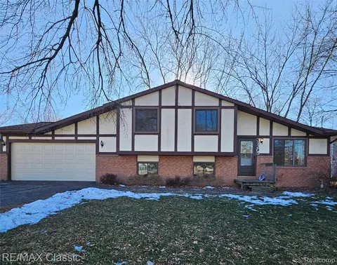 31205 Leelane St, Farmington Hills, MI 48336