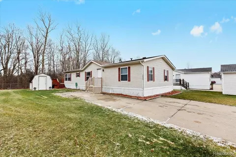 28289 Spruce St, Flat Rock, MI 48134