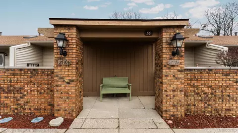 25106 Hamilton Ct, South Lyon, MI 48178