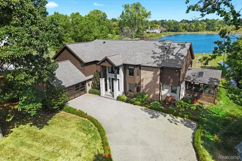 3403 Chickering Ln, Bloomfield Hills, MI 48302