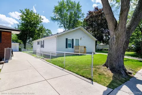 4995 Croissant St, Dearborn Heights, MI 48125