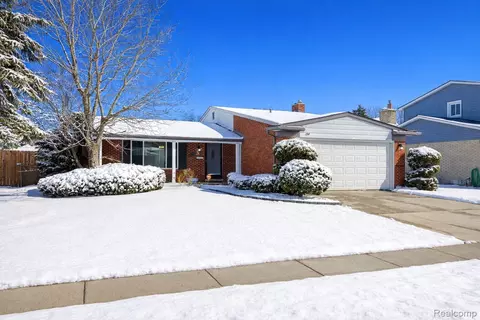 30650 Glenwood Cir, Warren, MI 48088
