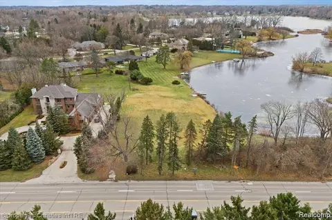 4456 W Maple Rd, Bloomfield Hills, MI 48301