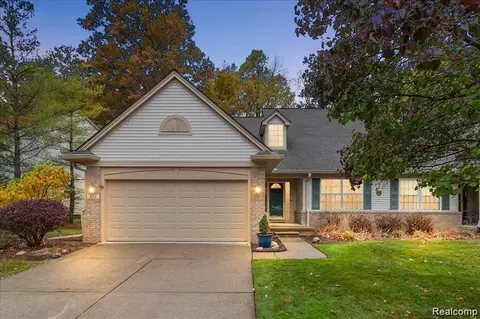 228 Four Seasons Dr, Orion, MI 48360