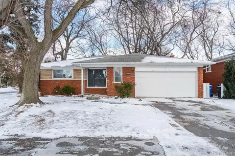 29492 Geraldine Dr, Warren, MI 48093