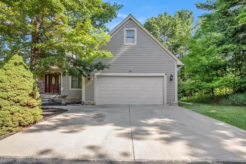 285 Indian Lake Rd, Oxford, MI 48371
