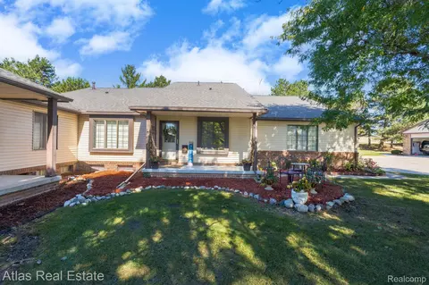 5007 Sandalwood Dr, Grand Blanc, MI 48439