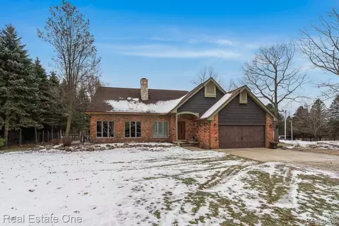 820 Quatro Ln, Leonard, MI 48367