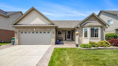24272 Charles Dr, Trenton, MI 48183