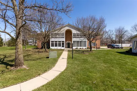 8187 Grays Dr #B7, Grosse Ile, MI 48138