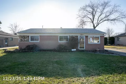 22942 Edgewater St, Saint Clair Shores, MI 48082