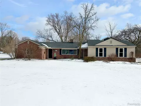16042 Hummel Dr, Beverly Hills, MI 48025