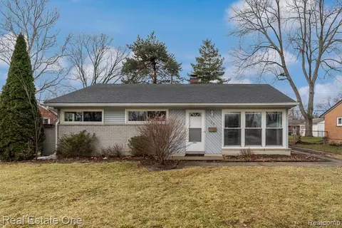 125 Sheffield Dr, Troy, MI 48083