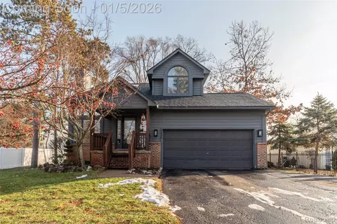 2526 Marchar Dr, Wolverine Lake, MI 48390