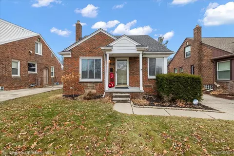 21553 Bournemouth St, Harper Woods, MI 48225