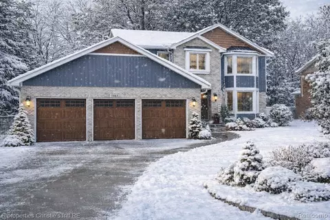 39663 Southpointe Ave, Harrison, MI 48045