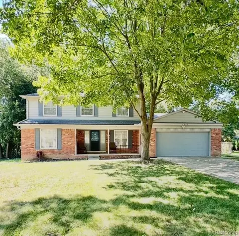 4205 Hardwoods Dr, West Bloomfield, MI 48323
