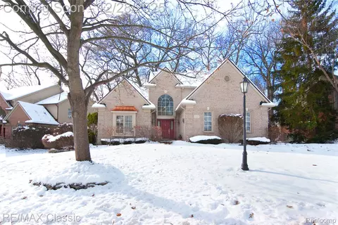 3628 Warwick Dr, Rochester Hills, MI 48309
