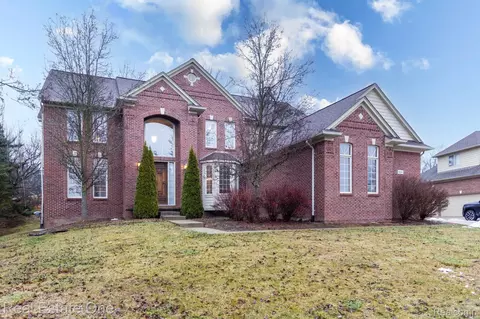 6536 Chatham Cir, Rochester Hills, MI 48306