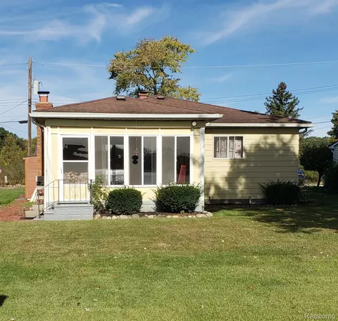 9560 Bluewater Dr, Pinckney, MI 48169