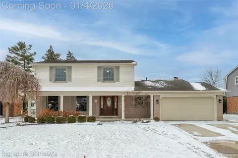 17937 Country Club Dr, Livonia, MI 48152