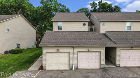 4977 Oak Hill Dr, Waterford, MI 48329