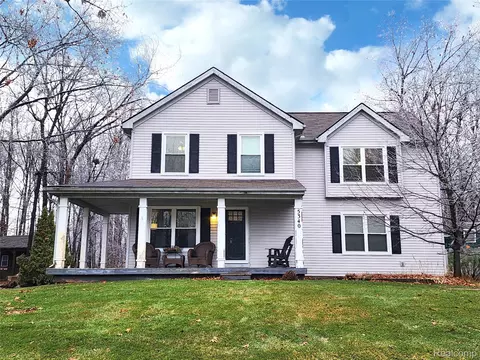 5340 Blossom Ln, Fenton, MI 48451