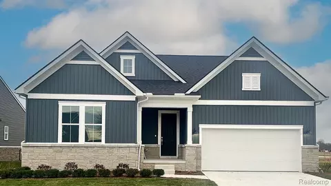 20352 Banbury Ct, Macomb, MI 48044