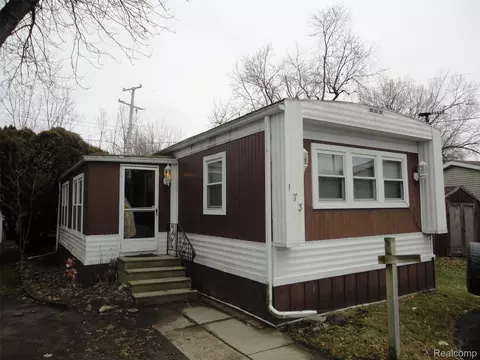 173 Preswick St, Bedford, MI 48182