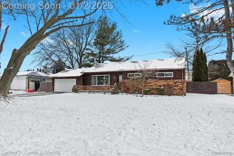 39925 Bridgeview St, Harrison, MI 48045